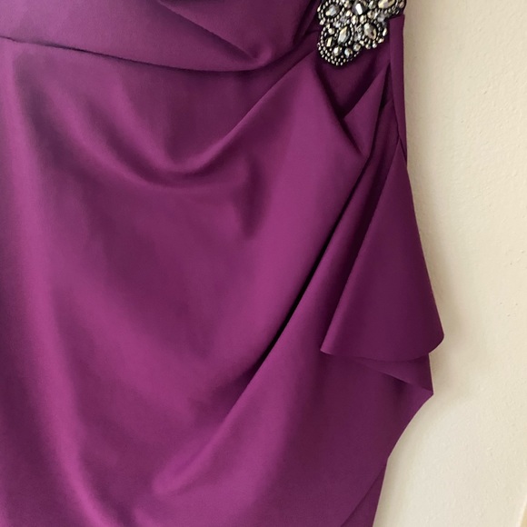 Stunning Alex Evenings Women's Slimming Short Ruched Dress with Ruffle. - Picture 3 of 6